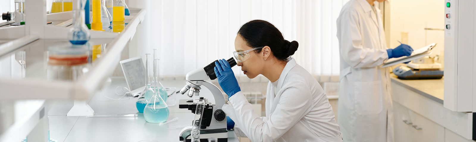   我們?yōu)獒t(yī)藥化工行業(yè)提供分析測試服務(wù)，包括安全、質(zhì)量控制、成分分析、樣品檢測等。<br>
我們能夠提供獨立的、反應(yīng)迅速，并且節(jié)約成本的測試服務(wù)，幫助您縮短將產(chǎn)品推向市場的時間，降低風(fēng)險，提升產(chǎn)品的市場價值。有幾十家<br>
的合作實驗室，便于我們提供優(yōu)質(zhì)便捷的本地服務(wù)。